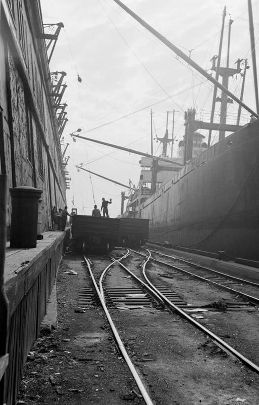 码头,竖图,黑白,室外,白天,港口,路,铁路,美国,房屋,屋子,轨道,交通,铁轨,仓库,工业,运输,摄影,储藏,储存,货运,装货,特拉华河,房子,摆渡口,埠头,渡口,渡头,港湾,海港,货运码头,口岸,商港,贮存,海上运输