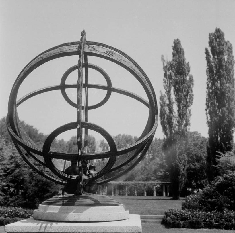 无人,公园,横图,方图,黑白,室外,白天,雕塑,日光,美国,时间,地球仪,树,摄影,日晷,物理学