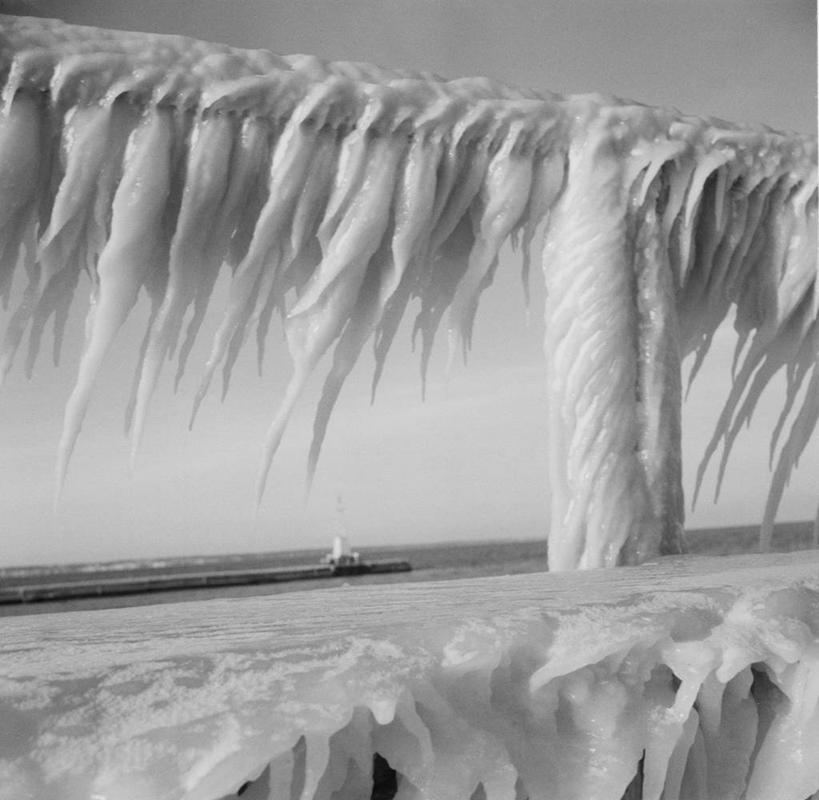 无人,栏杆,码头,横图,方图,黑白,室外,白天,海洋,道路,美国,信息,冬天,灯塔,交通,冰柱,天气,方向,风景,寒冷,摄影,引导,指引,宁静,北美,航标,安大略湖,导航