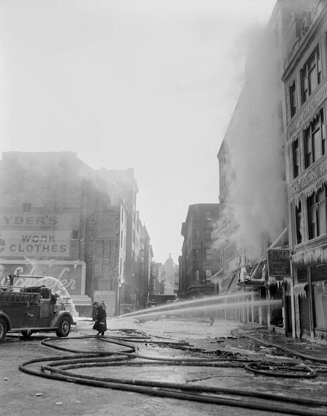 消防员,竖图,黑白,室外,白天,安全,水,城市,汽车,火,美国,喷,水管,烟,摄影,消防,软管,灭火,波士顿,马萨诸塞,消防器材,消防车,水带,消防水带