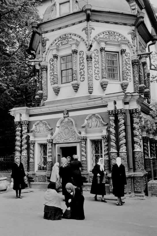 成年人,教堂,竖图,黑白,室外,俄罗斯,弯腰,首都,休闲装,放松,乞丐,摄影,乞讨,莫斯科,慷慨,东正教,步行,社会问题