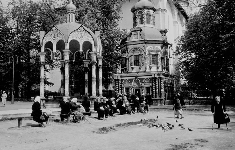 成年人,病人,广场,坐,横图,黑白,室外,白天,建筑,俄罗斯,许多,鸟类,长椅,很多,许多人,一群人,治疗,摄影,拐杖,手术,医疗,开刀,圆顶建筑,病患,东正教,男人,女人,患者,就医者,步行,外科手术