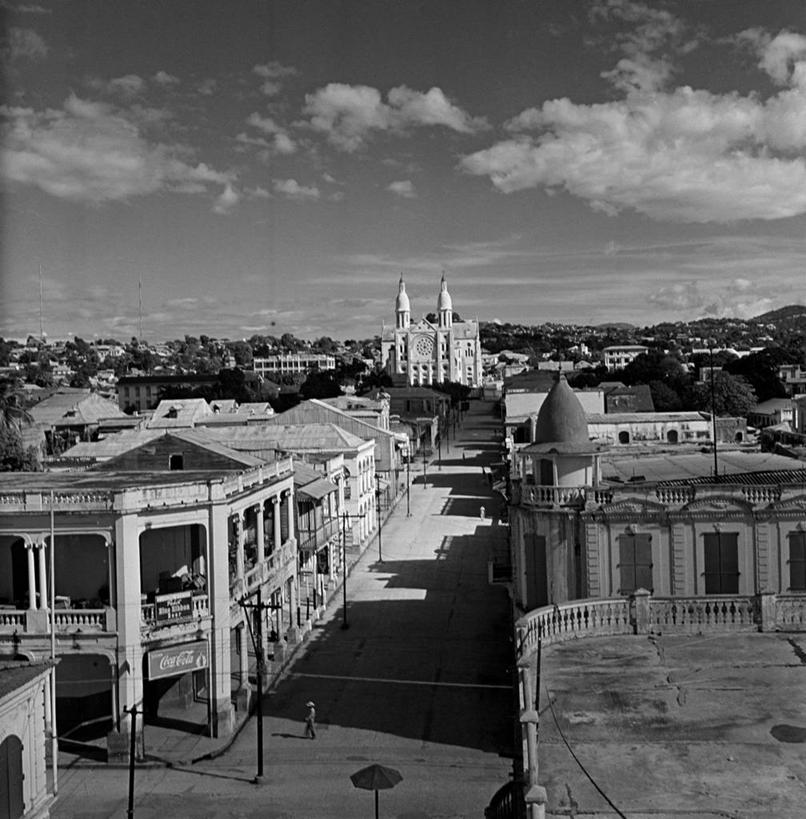 无人,竖图,方图,俯视,黑白,室外,白天,度假,美景,城市风光,城市,建筑,街道,美国,海地,地平线,景观,首都,娱乐,享受,休闲,景色,放松,摄影,太子港,高角度拍摄
