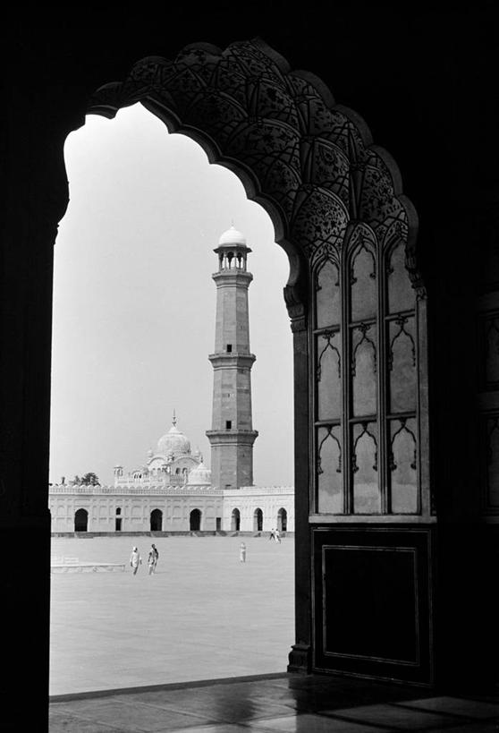 竖图,黑白,室外,白天,旅游,巴基斯坦,美国,庭院,拱门,门口,摄影,尖塔,清真寺,拉合尔