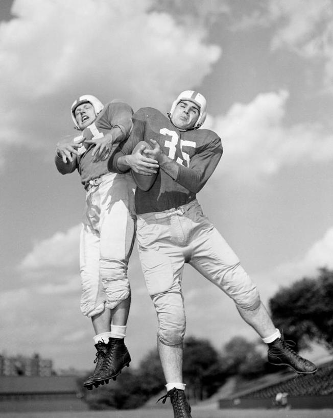 西方人,成年人,一个人,两个人,跳,举,竖图,黑白,室外,白天,仰视,运动服,运动,竞争,橄榄球,欧洲,纽约,美国,欧洲人,仅一个男性,仅一个人,数字,头饰,云,半空,拿着,仅一个年轻男性,托,摄影,专心,敌对,男人,男性,年轻男性,白种人,年轻人,举起,举手,举着,向上举,向上伸,向上托,低角度拍摄