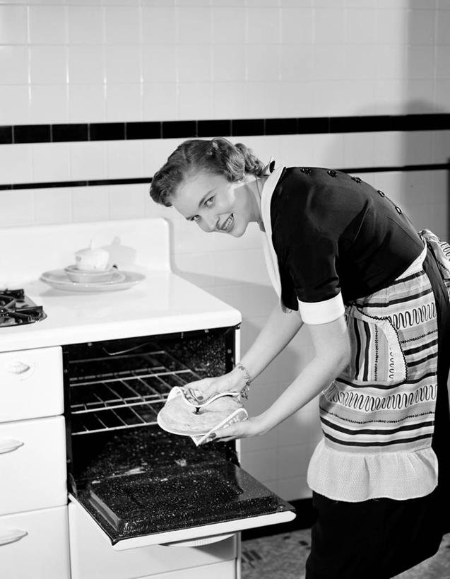 面食,西方人,成年人,一个人,家庭,站,笑,微笑,露齿笑,竖图,黑白,室内,白天,烹饪,烘焙,西餐,幸福,厨房,欧洲,纽约,美国,欧洲人,仅一个年轻女性,仅一个女性,仅一个人,弯腰,瓷砖,烤炉,围裙,料理,食品,面点,古典,拿着,菜肴,美食,饮食,食物,温暖,温馨,一家人,西式,摄影,佳肴,家庭妇女,派,和睦,清新,肖像,年轻女性,女人,女性,白种人,年轻人,发型,融洽