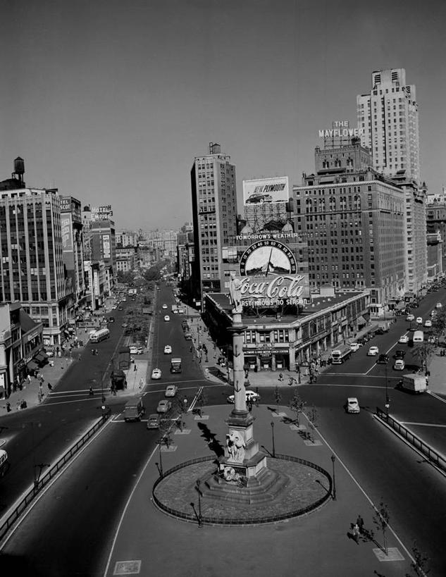 无人,竖图,俯视,黑白,室外,白天,城市,建筑,街道,摩天大楼,汽车,美国,古典,布告栏,地标建筑,办公大楼,摄影,透视图,美国文化,高角度拍摄