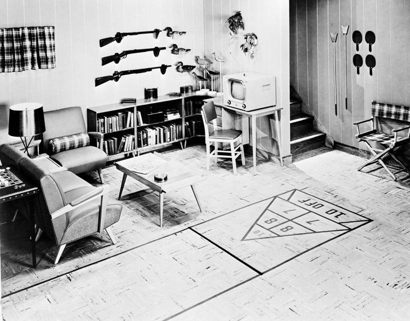 无人,横图,俯视,黑白,室内,白天,楼梯,沙发,书架,桌子,椅子,美国,吊挂,悬挂,枪支,古典,挂,架子,灯,灯罩,摄影,扶手椅,电视机,书,休闲活动,高角度拍摄