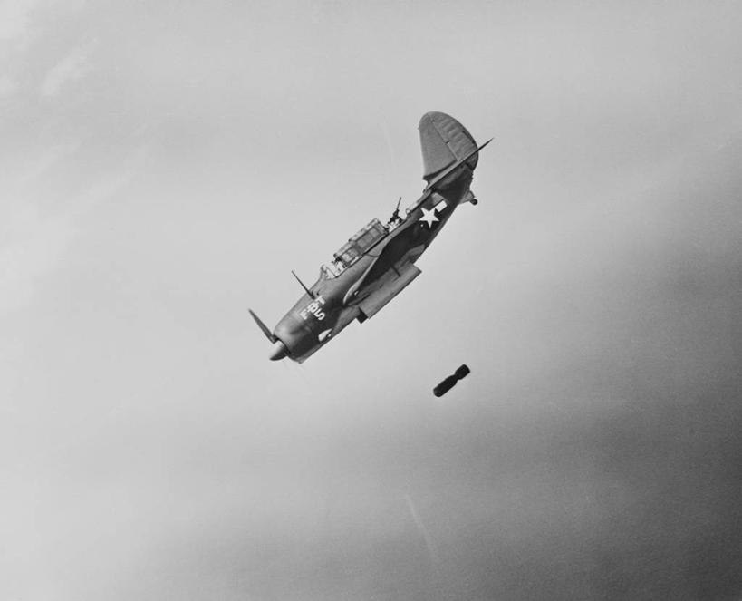 无人,横图,黑白,室外,白天,侧面,多云,飞机,炸弹,美国,军事,半空,飞,星形,战争,运输,摄影,飞行器,第二次世界大战,轰炸,危险,美国军事,空袭