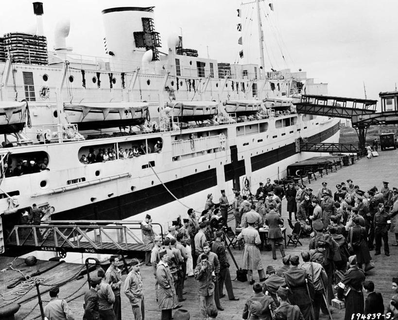 码头,横图,俯视,黑白,室外,白天,港口,英国,士兵,准备,古典,历史,运输,摄影,观看,第二次世界大战,货运,等,上车,群众,利物浦,海鸦,高角度拍摄,摆渡口,埠头,渡口,渡头,港湾,海港,货运码头,口岸,商港,美国军事,海上运输