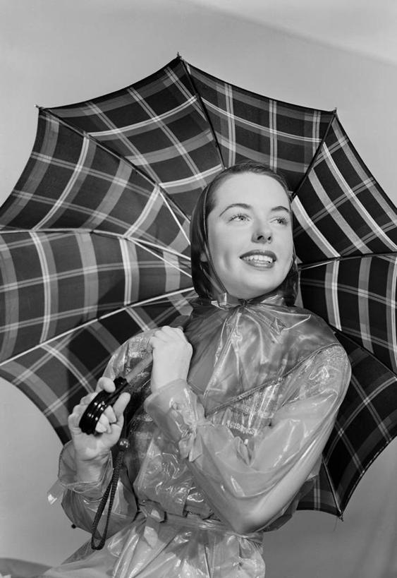 西方人,成年人,一个人,站,笑,微笑,露齿笑,竖图,黑白,室内,仰视,快乐,信心,雨,欧洲,欧洲人,仅一个年轻女性,仅一个女性,仅一个人,伞,头巾,头饰,天气,古典,拿着,发饰,摄影,保护,享乐,肖像,雨衣,防水服,年轻女性,女人,女性,白种人,年轻人,半身,低角度拍摄,影棚拍摄,美人