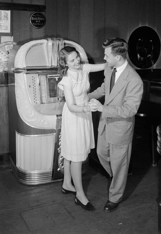 西方人,成年人,两个人,夫妻,酒吧,站,微笑,竖图,黑白,室内,爱情,快乐,合作,团队,信心,欧洲,美国,欧洲人,套装,领带,古典,浪漫,音乐,拿着,面对面,恩爱,乐趣,凝视,恋人,摄影,享乐,合伙,自动点唱机,异性恋,年轻男性,年轻女性,白种人,年轻人,夫妇,情侣,休闲活动,手牵手,舞蹈,伴侣,美人