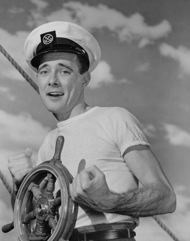 帆船,西方人,成年人,中年人,一个人,水手,站,竖图,黑白,室外,白天,信心,船,帽子,欧洲,纽约,美国,欧洲人,仅一个男性,仅一个人,仅一个中年男性,云,古典,T恤,拿着,休闲装,方向盘,绳子,交通工具,放松,摄影,航海,控制,舵,载具,肖像,水手帽,男人,男性,中年男性,白种人,休闲活动,半身