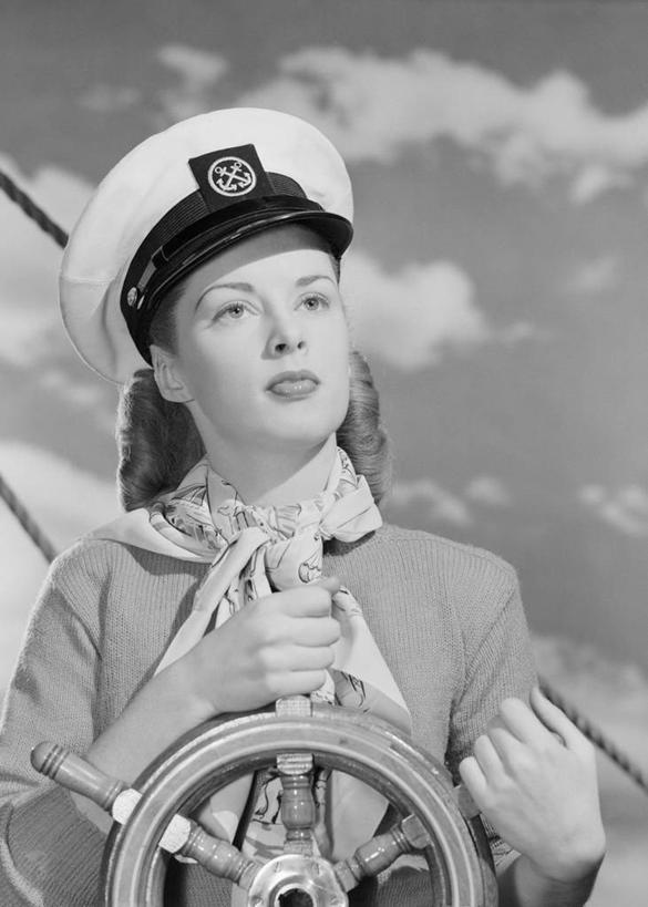 帆船,西方人,成年人,一个人,水手,站,微笑,竖图,黑白,室外,白天,毛衣,信心,船,帽子,欧洲,纽约,美国,欧洲人,仅一个年轻女性,仅一个女性,仅一个人,云,古典,拿着,休闲装,方向盘,绳子,围巾,交通工具,思考,放松,摄影,航海,控制,舵,载具,水手帽,年轻女性,女人,女性,白种人,年轻人,休闲活动,半身,美人