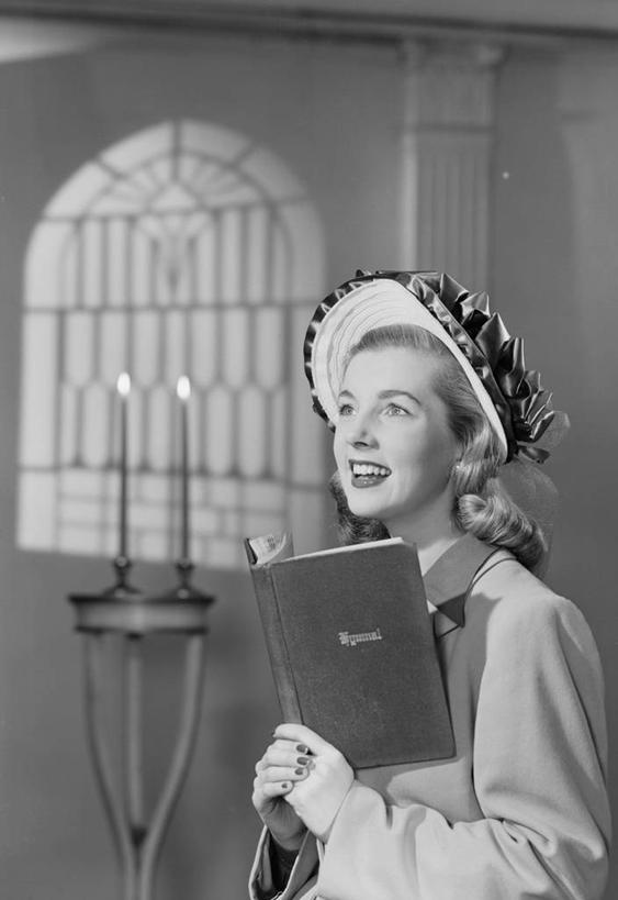 西方人,成年人,中年人,一个人,教堂,握手,笑,微笑,露齿笑,竖图,黑白,室内,白天,侧面,蜡烛,欧洲,纽约,美国,欧洲人,仅一个女性,仅一个人,火焰,头饰,古典,拿着,休闲装,表演者,仅一个中年女性,放松,摄影,宗教,唱,合唱团,女人,女性,中年女性,白种人,书,休闲活动,歌手,搀手,拉手,手拉手,手握手,半身,风帽,美人