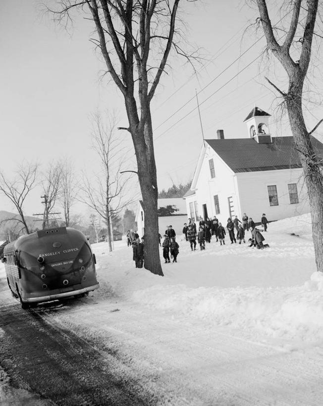 儿童,竖图,黑白,室外,白天,纯洁,建筑,美国,冬天,许多人,教育,一群人,寒冷,可爱,童年,童趣,摄影,停止,暂停,校车,童真,烂漫,无邪,停滞,马萨诸塞,天真,男孩,女孩,女生