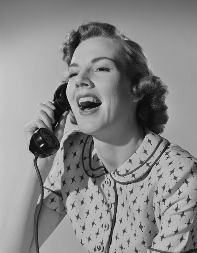 西方人,成年人,脸,头,脸颊,一个人,笑,打电话,竖图,黑白,快乐,通讯,兴奋,幸福,欧洲,欧洲人,仅一个年轻女性,仅一个女性,仅一个人,灰色背景,肩膀,灰色,摄影,享乐,肖像,听筒,年轻女性,女人,女性,白种人,年轻人,头部,脸部,脸蛋,面部,说话,影棚拍摄