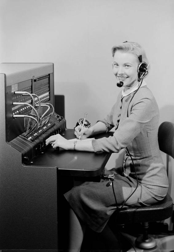 西方人,成年人,一个人,秘书,坐,打电话,微笑,竖图,黑白,商务,快乐,通讯,欧洲,欧洲人,仅一个年轻女性,仅一个女性,仅一个人,耳机,耳麦,职业,摄影,肖像,蓝牙,无线电技术,年轻女性,女人,女性,白种人,年轻人,说话,影棚拍摄,电话总机