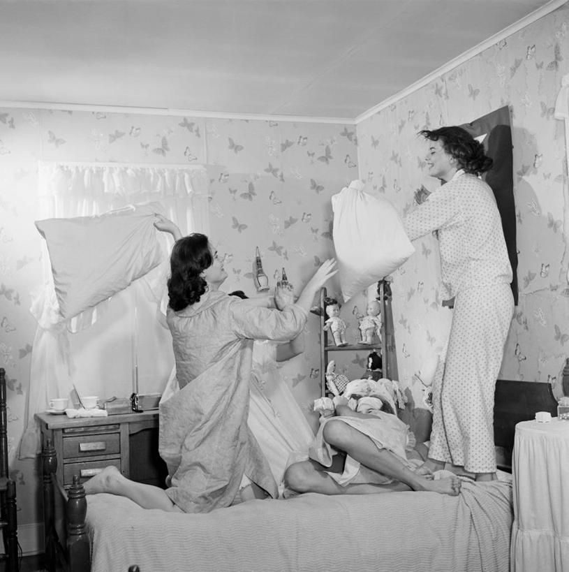 西方人,成年人,一个人,四个人,站,坐,竖图,方图,黑白,室内,白天,游戏,友谊,床,卧室,欧洲,美国,欧洲人,仅一个年轻女性,仅一个女性,仅一个人,睡衣,玩,娱乐,枕头,休闲,赤脚,放松,解压,摄影,活动,简单,早晨,发泄,消遣,智力,肖像,缓解,宣泄,恶作剧,年轻女性,女人,女性,白种人,年轻人,休闲活动,玩耍,嬉戏,欢乐,枕头大战