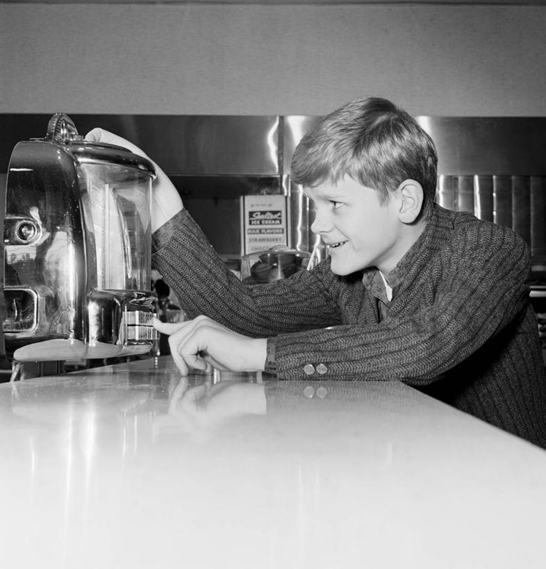 西方人,儿童,少年,脸,头,脸颊,一个人,酒吧,微笑,竖图,方图,黑白,室内,白天,快乐,纯洁,机器,吧台,欧洲,美国,欧洲人,仅一个男性,仅一个人,肩膀,仅一个年轻男性,小孩,看,做,机械,可爱,童年,童趣,摄影,享乐,童真,烂漫,无邪,高压蒸汽咖啡机,天真,男人,男性,年轻男性,白种人,孩子,头部,脸部,脸蛋,面部,好奇心