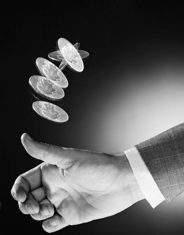 成年人,手,一个人,竖图,黑白,特写,侧面,仅一个男性,仅一个人,半空,仅一个年轻男性,四个,财富,金融,人体,摄影,部分,机会,硬币,男人,男性,年轻男性,年轻人,扔,影棚拍摄