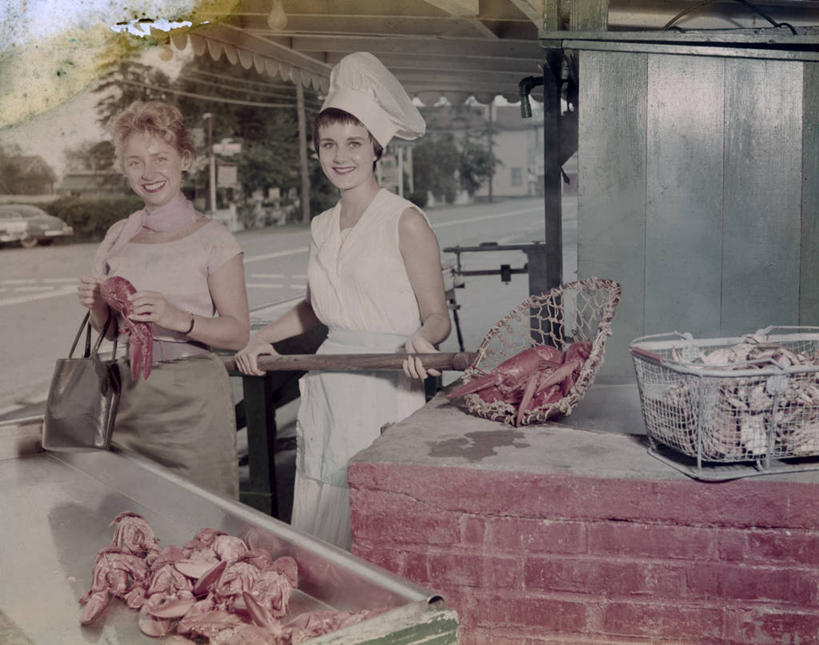 西方人,成年人,中年人,一个人,两个人,鱼贩,笑,微笑,露齿笑,横图,室外,白天,购物,快乐,消费,街道,欧洲,美国,欧洲人,仅一个女性,仅一个人,集市,市场,货摊,饮食,顾客,仅一个中年女性,零售,金融,摄影,购买,清新,肖像,选购,贸易,马萨诸塞,埃塞克斯郡,女人,女性,中年女性,白种人,商人,海产,彩图,鱼市