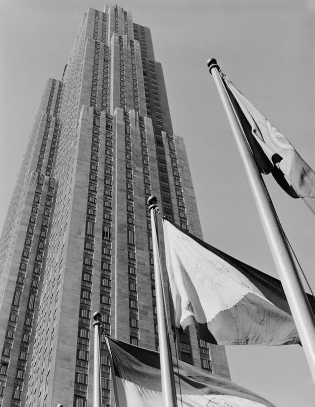 无人,竖图,黑白,室外,白天,仰视,城市,建筑,摩天大楼,旗帜,纽约,美国,曼哈顿,杆,摄影,洛克菲勒中心,低角度拍摄