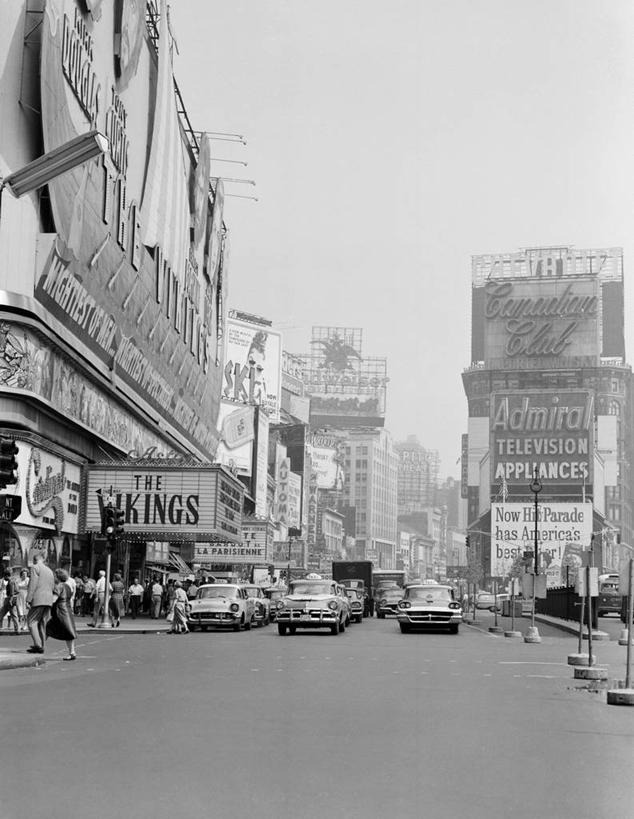 竖图,黑白,室外,白天,城市,道路,街道,路,公路,汽车,纽约,美国,曼哈顿,交通,布告栏,摄影,英文字母,百老汇,曼哈顿时代广场,马路