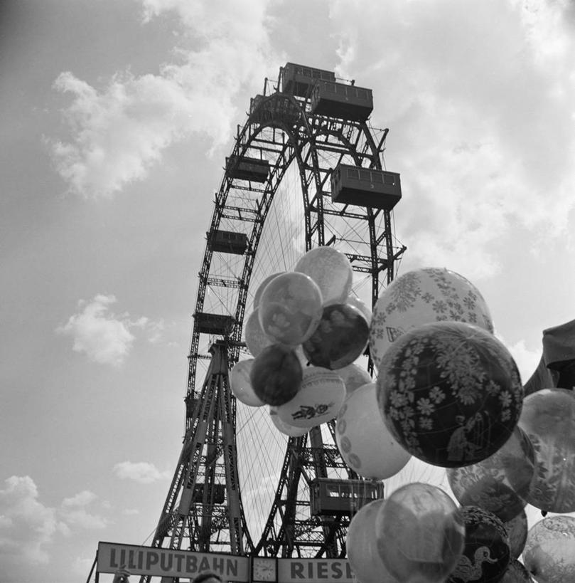 无人,游乐园,竖图,方图,黑白,室外,白天,仰视,奥地利,维也纳,云,首都,气球,摄影,大转轮,低角度拍摄