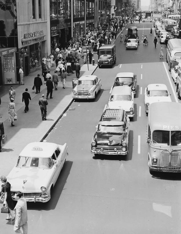 竖图,俯视,黑白,室外,白天,城市,道路,街道,路,公路,汽车,纽约,美国,行人,交通,许多人,一群人,运输,摄影,马路,高角度拍摄,公园大道,42街