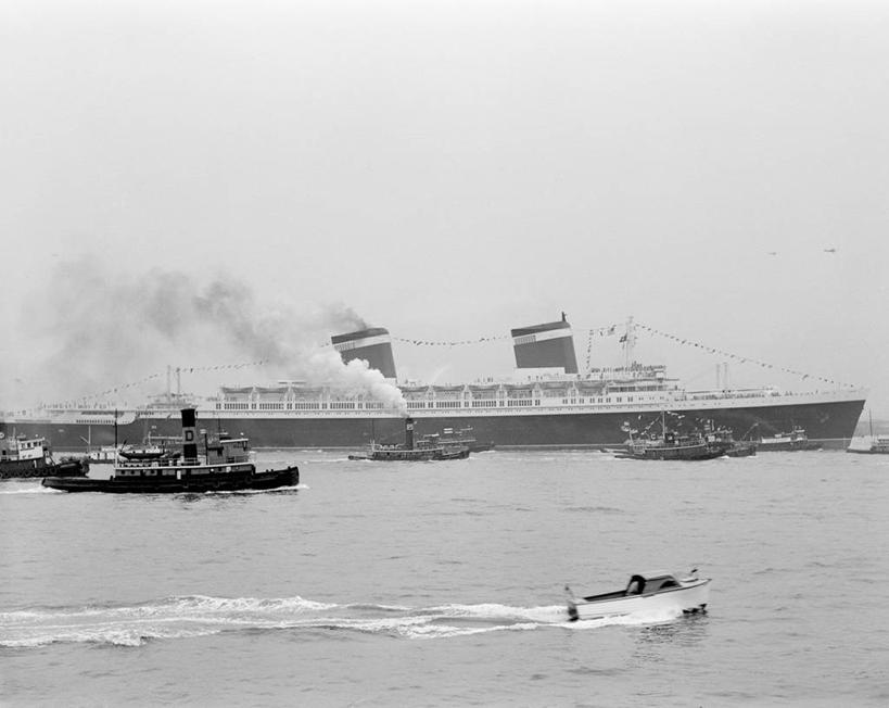 横图,黑白,室外,白天,侧面,船,日光,纽约,美国,停靠,蒸汽,船尾波,摄影,停泊,纽约港,拖轮