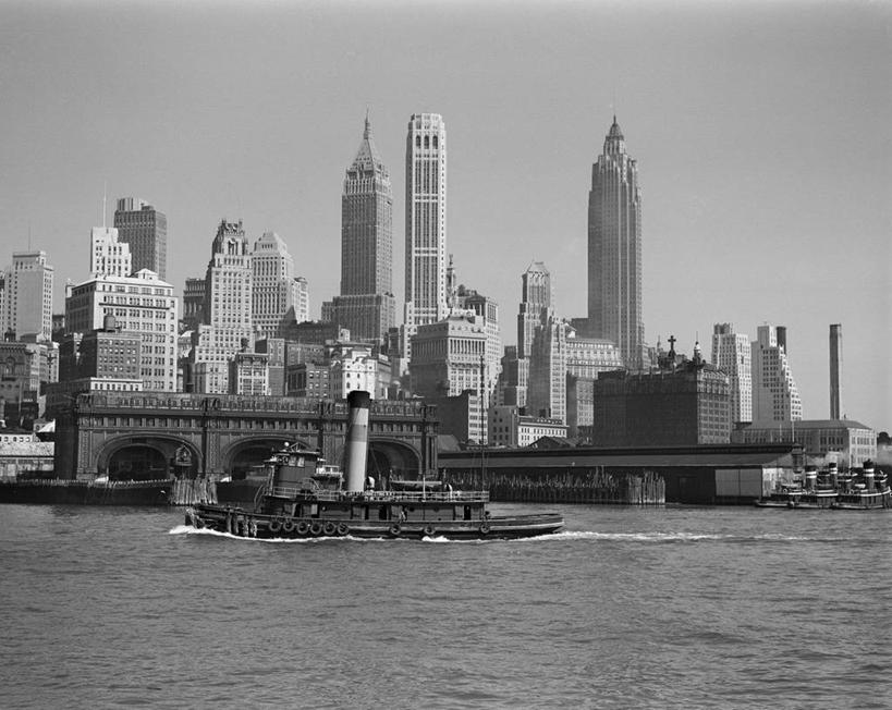 无人,横图,黑白,室外,白天,侧面,水,天际线,建筑,摩天大楼,日光,纽约,美国,波纹,摄影,东河,拖轮