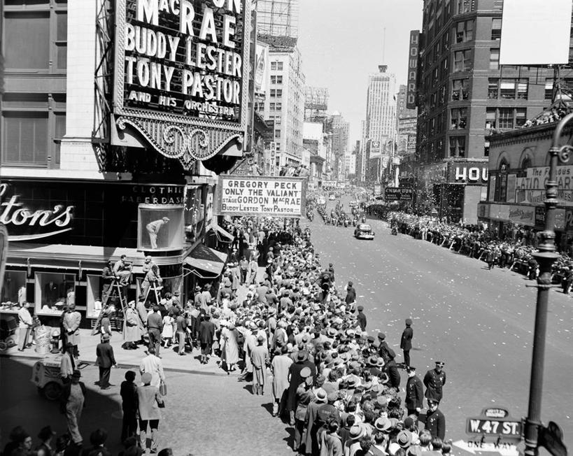 站,横图,俯视,黑白,室外,白天,建筑,街道,指示牌,纽约,美国,标志,文字,曼哈顿,历史,标识,摄影,英文字母,等,群众,军事阅兵,高角度拍摄