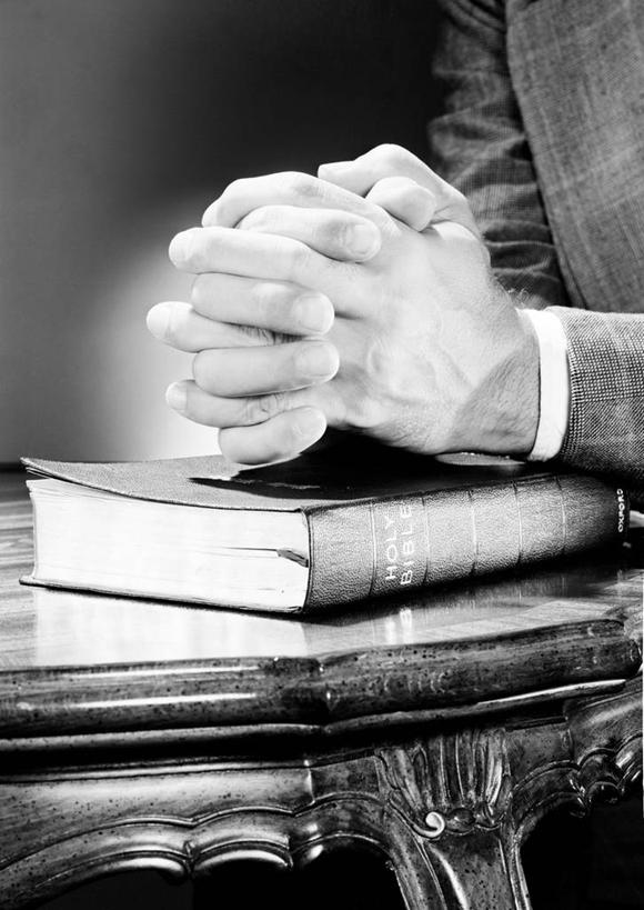 成年人,手,一个人,握手,竖图,黑白,室内,特写,白天,桌子,美国,仅一个男性,套装,圣经,祈祷,人体,摄影,宗教,部分,基督教,灵性,搀手,拉手,手拉手,手握手