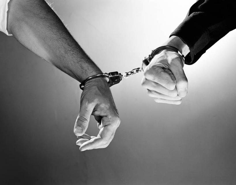 成年人,手,两个人,横图,黑白,特写,手铐,灰色背景,联系,灰色,人体,摄影,部分,犯罪,盗贼,奴隶,影棚拍摄