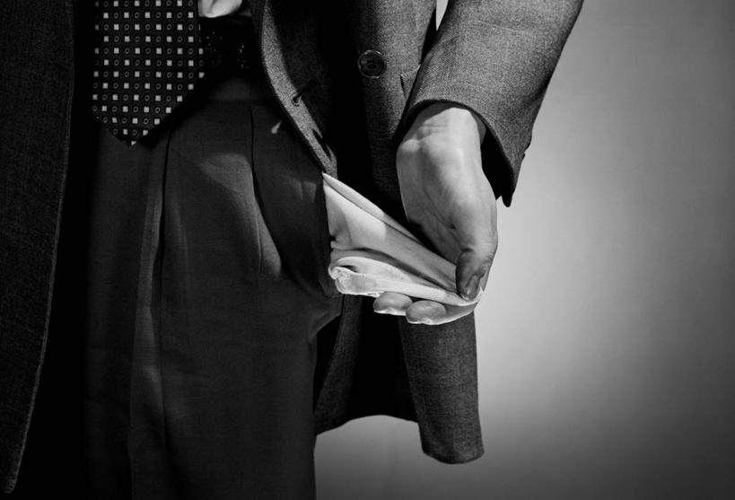 成年人,手,一个人,站,横图,黑白,室内,特写,白天,正面,美国,仅一个男性,套装,口袋,领带,拿着,金融,人体,摄影,部分,贫穷,出示,破产