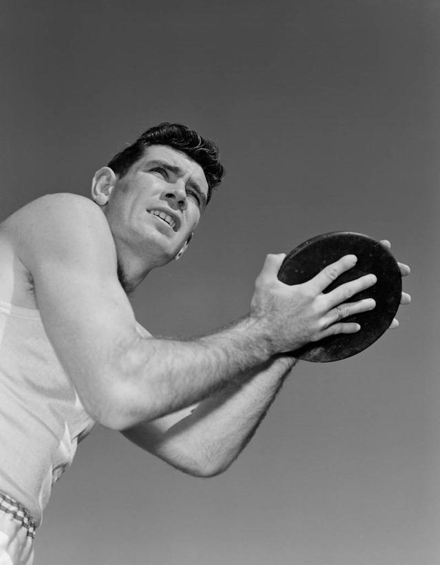 成年人,一个人,运动员,站,竖图,黑白,室外,白天,仰视,运动服,运动,纽约,美国,仅一个男性,仅一个人,准备,古典,拿着,仅一个年轻男性,一个,飞盘,摄影,单个,男人,男性,年轻男性,年轻人,半身,低角度拍摄