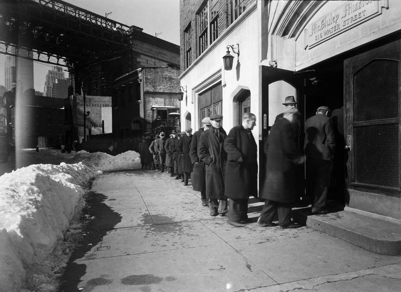 成年人,站,横图,黑白,室外,白天,雪,城市,道路,街道,路,公路,纽约,美国,一排,整齐,交通,许多人,古典,休闲装,工业区,排列,一群人,工业,摄影,英文字母,队列,等,群众,男人,马路