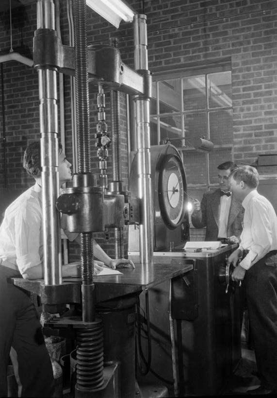 西方人,成年人,中年人,老年人,三个人,科学家,站,竖图,黑白,室内,白天,侧面,合作,团队,科技,欧洲,纽约,美国,欧洲人,正装,拿着,摄影,测量工具,专心,合伙,霍博肯,新泽西,老年男性,年轻男性,白种人,年轻人