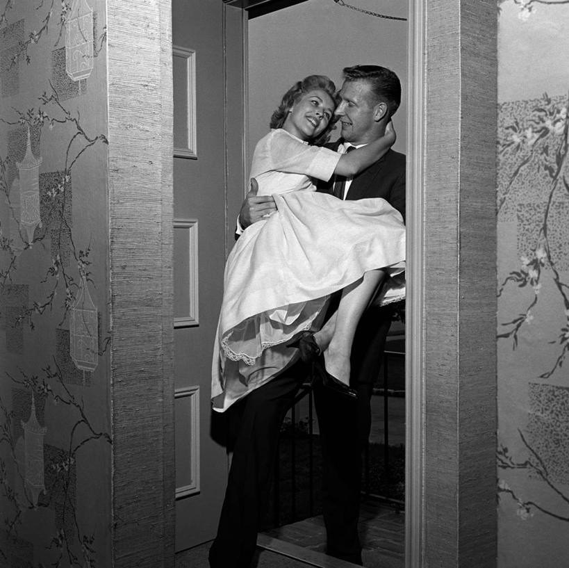 西方人,成年人,中年人,两个人,夫妻,微笑,横图,方图,黑白,室内,爱情,快乐,幸福,欧洲,纽约,美国,欧洲人,套装,正装,浪漫,恩爱,恋人,摄影,享乐,运送,进入,房地产,异性恋,开端,年轻男性,年轻女性,白种人,年轻人,夫妇,情侣,步行,拥抱,爱,伴侣