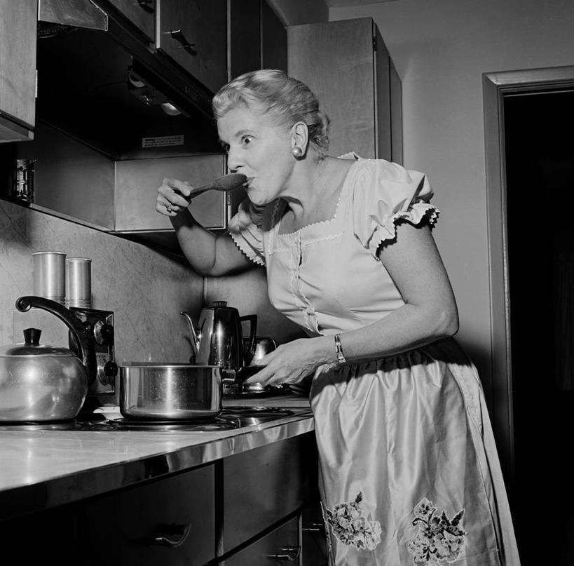 西方人,成年人,中年人,老年人,一个人,家庭,站,横图,方图,黑白,室内,侧面,厨房,欧洲,纽约,美国,欧洲人,仅一个女性,仅一个人,弯腰,围裙,拿着,休闲装,汤匙,仅一个中年女性,温暖,温馨,一家人,放松,摄影,家庭妇女,和睦,女人,女性,中年女性,白种人,融洽,尝