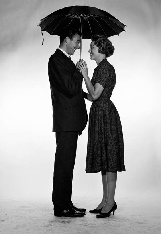 西方人,成年人,中年人,两个人,站,微笑,竖图,黑白,白色背景,侧面,幸福,分享,欧洲,欧洲人,套装,正装,伞,古典,浪漫,拿着,面对面,摄影,享乐,异性恋,中年男性,中年女性,白种人,影棚拍摄,爱