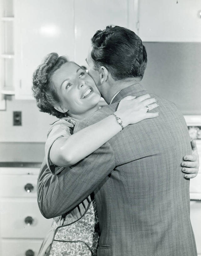 西方人,成年人,中年人,两个人,站,微笑,竖图,黑白,室内,白天,幸福,欧洲,美国,欧洲人,连接,套装,正装,古典,相视,面对面,搭,摄影,对视,互视,搭着,相对,相看,异性恋,中年男性,中年女性,白种人,拥抱,半身,爱