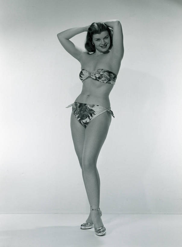 西方人,成年人,一个人,站,微笑,竖图,黑白,白色背景,正面,泳装,比基尼,度假,时尚,信心,欧洲,欧洲人,仅一个年轻女性,仅一个女性,仅一个人,抱头,夏天,摄影,双手抱头,肖像,时装模特,捧首,捧头,年轻女性,女人,女性,白种人,年轻人,休闲活动,影棚拍摄,美人