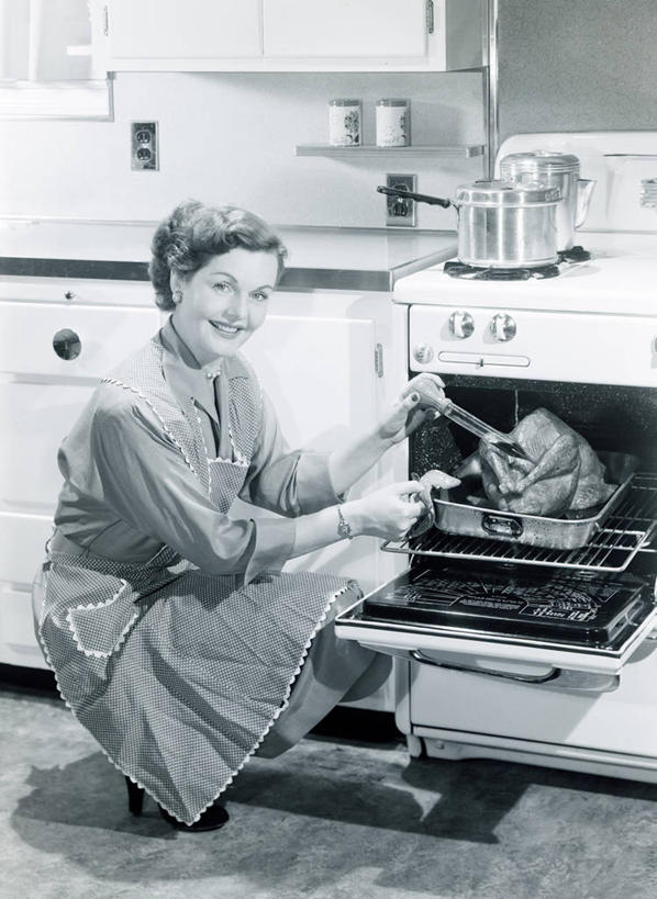 西方人,成年人,中年人,一个人,家庭,蹲,微笑,竖图,黑白,室内,白天,烧烤,厨房,欧洲,美国,圣诞节,欧洲人,仅一个女性,仅一个人,炖锅,烤炉,围裙,食品,饮食,仅一个中年女性,温暖,温馨,一家人,摄影,家庭妇女,和睦,肖像,女人,女性,中年女性,白种人,烹调,融洽