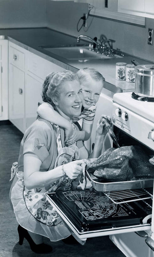 西方人,儿童,成年人,中年人,两个人,家庭,母亲,儿子,笑,微笑,露齿笑,竖图,全景,俯视,黑白,室内,侧面,快乐,幸福,纯洁,厨房,欧洲,美国,欧洲人,连接,烤炉,围裙,休闲装,饮食,小孩,打开,温暖,温馨,一家人,放松,可爱,童年,童趣,摄影,家庭妇女,和睦,享乐,开启,童真,烂漫,无邪,天真,男孩,男性,年轻女性,女性,白种人,孩子,年轻人,跪着,拥抱,高角度拍摄,融洽