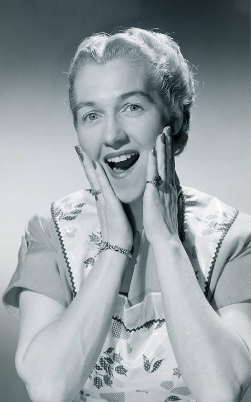 西方人,成年人,中年人,脸,头,脸颊,头发,一个人,笑,竖图,黑白,正面,快乐,欧洲,欧洲人,仅一个女性,仅一个人,围裙,肩膀,手势,仅一个中年女性,金色,摄影,家庭妇女,享乐,肖像,女人,女性,中年女性,白种人,头部,脸部,脸蛋,面部,影棚拍摄,短发,打手势