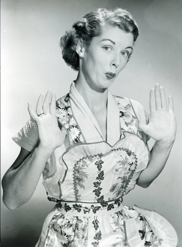 西方人,成年人,一个人,竖图,黑白,正面,侧面,欧洲,欧洲人,仅一个年轻女性,仅一个女性,仅一个人,花纹,围裙,手势,摄影,家庭妇女,惊奇,肖像,年轻女性,女人,女性,白种人,年轻人,发型,半身,影棚拍摄,打手势