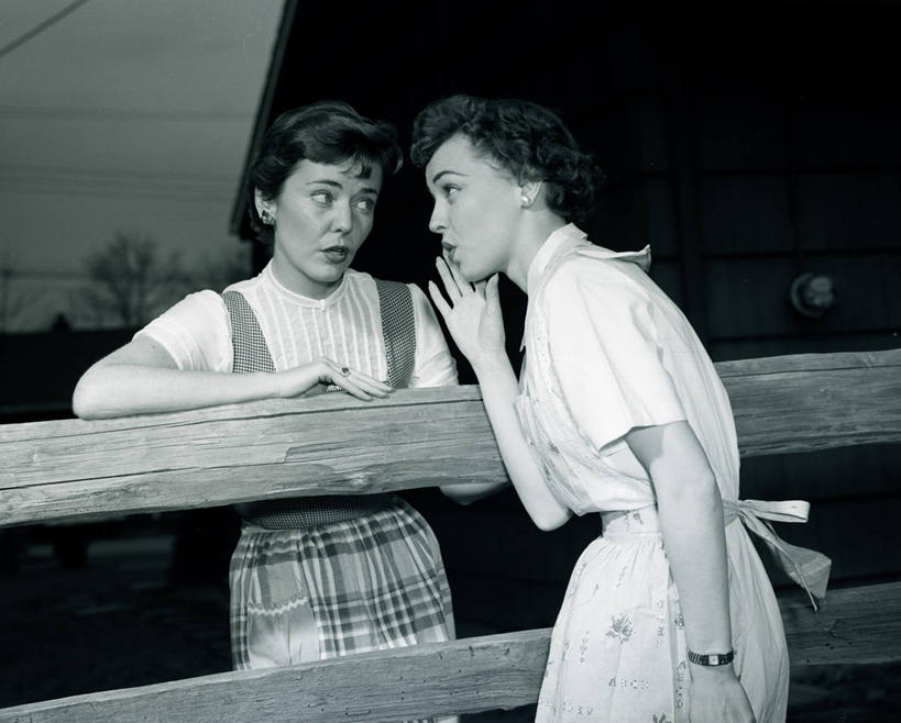 西方人,成年人,一个人,两个人,家庭,站,横图,黑白,室外,白天,通讯,友谊,欧洲,美国,欧洲人,仅一个年轻女性,仅一个女性,仅一个人,篱笆,古典,休闲装,温暖,温馨,一家人,放松,摄影,和睦,耳语,年轻女性,女人,女性,白种人,年轻人,休闲活动,说话,半身,融洽