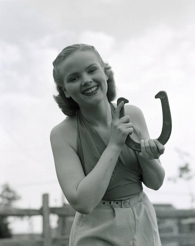 西方人,成年人,一个人,站,笑,微笑,露齿笑,竖图,黑白,室外,白天,正面,快乐,运气,信心,欧洲,美国,欧洲人,仅一个年轻女性,仅一个女性,仅一个人,古典,拿着,休闲装,放松,许愿,摄影,肖像,马蹄铁,年轻女性,女人,女性,白种人,年轻人,半身,美人